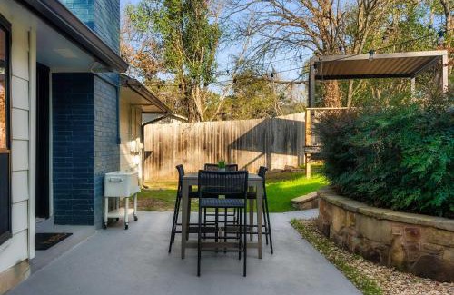 Barton Hills Casa | Luxury Zilker Home Pool Hot Tub and 2 Kitchens