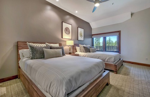 Lakeside Park Condominio | LuxuryÂ 3br Steps From Heavenly Village & Gondola 3 Bedroom Condo by RedAwning