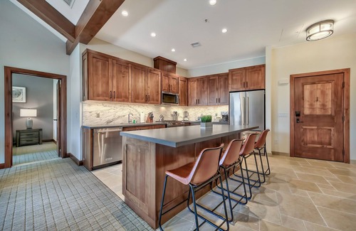 Lakeside Park Condominio | LuxuryÂ 3br Steps From Heavenly Village & Gondola 3 Bedroom Condo by RedAwning