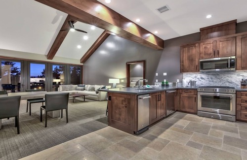 Lakeside Park Condominio | LuxuryÂ 3br Steps From Heavenly Village & Gondola 3 Bedroom Condo by RedAwning