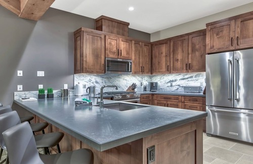Lakeside Park Condominio | LuxuryÂ 3br Steps From Heavenly Village & Gondola 3 Bedroom Condo by RedAwning