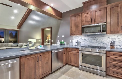 Lakeside Park Condominio | LuxuryÂ 3br Steps From Heavenly Village & Gondola 3 Bedroom Condo by RedAwning