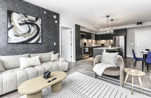 Crystal City Apartamento | Luxxe 2BR Oasis with Scenic Rooftop & Gym ﻿