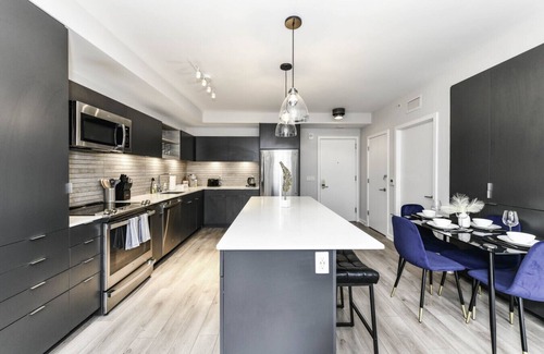 Crystal City Apartamento | Luxxe 2BR Oasis with Scenic Rooftop & Gym ﻿