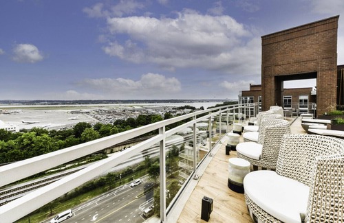 Crystal City Apartamento | Luxxe 2BR Oasis with Scenic Rooftop & Gym ﻿