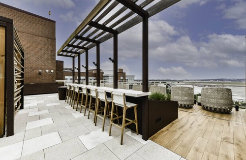 Crystal City Apartamento | Luxxe 2BR Oasis with Scenic Rooftop & Gym ﻿