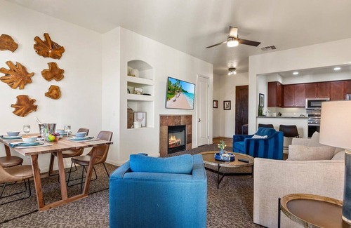 La Quinta Villa | Arriba Retiro Legacy Villas de una habitación con vista a una fuente comunitaria.
