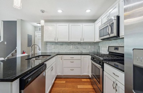 Lowry Hill East Casa | Lyndale Flat 4BR 5BA Apartment with Rooftop
