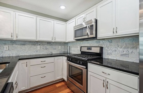 Lowry Hill East Casa | Lyndale Flat 4BR 5BA Apartment with Rooftop