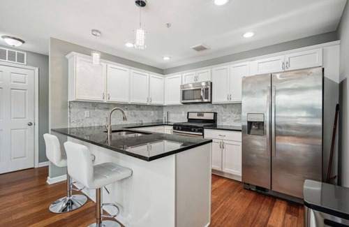 Lowry Hill East Casa | Lyndale Flat 4BR 5BA Apartment with Rooftop