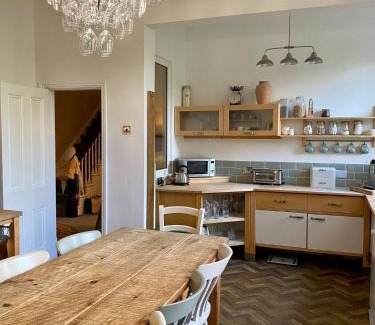 Huyton Casa | Lyndhurst - Victorian villa with heated pool