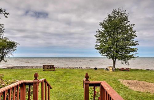 Town of Yates Casa | Lyndonville Home with Fire Pit, Screened Patio and AandC