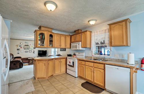Town of Yates Casa | Lyndonville Home with Fire Pit, Screened Patio and AandC