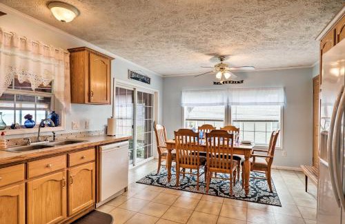Town of Yates Casa | Lyndonville Home with Fire Pit, Screened Patio and AandC