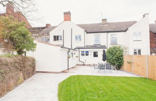 Tamworth Casa | LYNNTON HOUSE Stunning 6 bed Town Centre House ALL with En-Suites Prime Location Tamworth