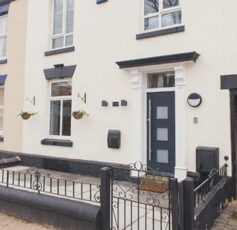 Tamworth Casa | LYNNTON HOUSE Stunning 6 bed Town Centre House ALL with En-Suites Prime Location Tamworth