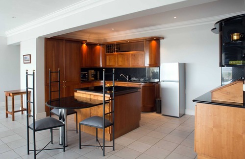 Muizenberg Casa | Lynx Vista está situado en lo alto de las laderas de Lakeside con impresionantes vistas.