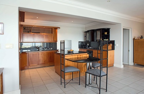 Muizenberg Casa | Lynx Vista está situado en lo alto de las laderas de Lakeside con impresionantes vistas.