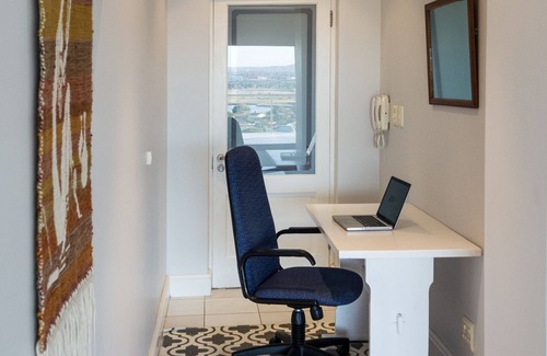 Muizenberg Casa | Lynx Vista está situado en lo alto de las laderas de Lakeside con impresionantes vistas.