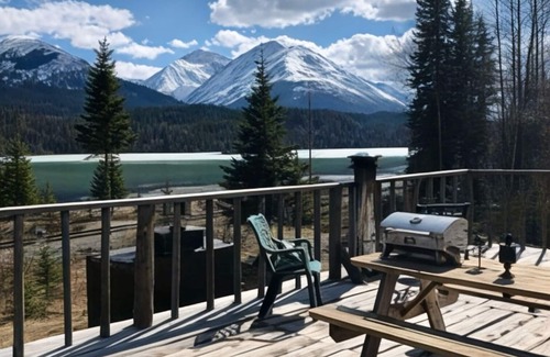 Moose Pass Cabina | Lynx, wildlife, custom log cabin . private lake access, salmon stream kayaking,