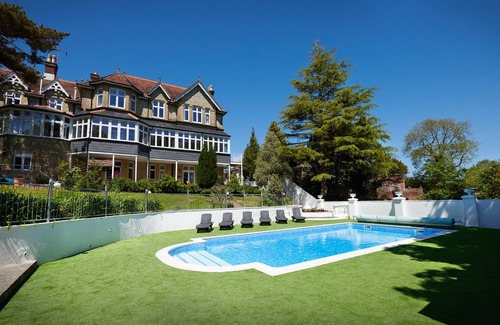 Shanklin Cabina | Lyon Court - The Old Stable - Cabaña de madera para 2 personas, con piscina y jacuzzi privado