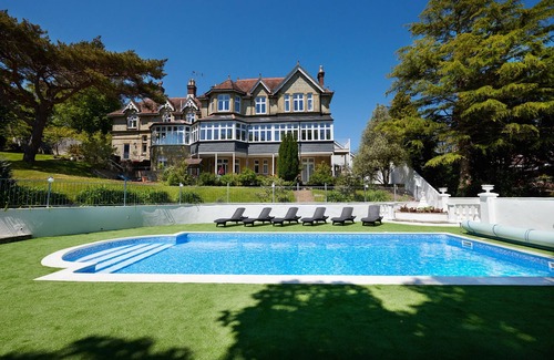 Shanklin Cabina | Lyon Court - The Old Stable - Cabaña de madera para 2 personas, con piscina y jacuzzi privado