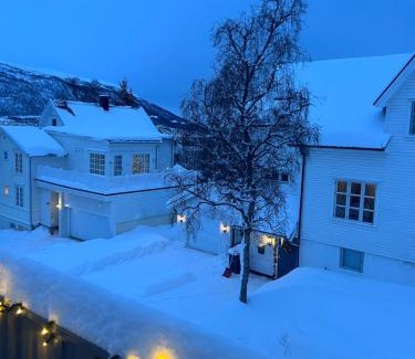 Tromso Apartamento | Lys, koselig og sentrumsnær leilighet i stille villastrøk!