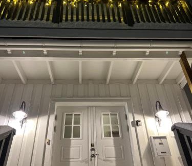 Tromso Apartamento | Lys, koselig og sentrumsnær leilighet i stille villastrøk!