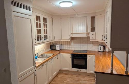 Kristiansand Apartamento | Lys og romslig 3-roms leilighet innglasset balkong