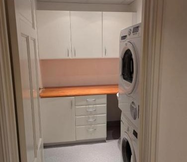 Kristiansand Apartamento | Lys og romslig 3-roms leilighet innglasset balkong
