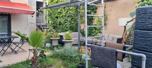 Bad Homburg v.d. Hoehe Apartamento | Möblierte Souterrainwohnung mit 2 Schlafzimmern und Garten