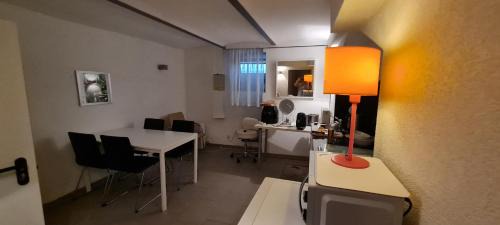 Bad Homburg v.d. Hoehe Apartamento | Möblierte Souterrainwohnung mit 2 Schlafzimmern und Garten