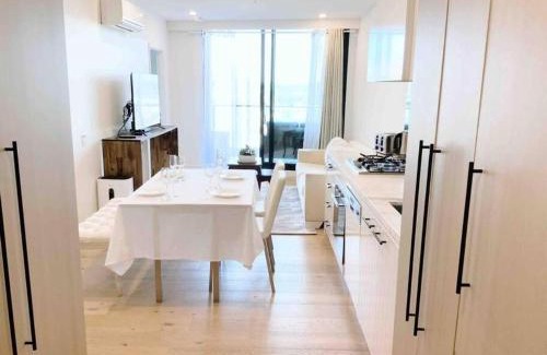 Clayton Apartamento | M-city shopping center Apartment - Executive Twin King Ensuites - Quiet Corner - Infinite Airy View - Fully equipped - Free Parking, super fast Wifi, smart TV, Netflix, complementary drinks & amenities - Clayton 3168
