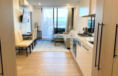 Clayton Apartamento | M-city shopping center Apartment - Executive Twin King Ensuites - Quiet Corner - Infinite Airy View - Fully equipped - Free Parking, super fast Wifi, smart TV, Netflix, complementary drinks & amenities - Clayton 3168