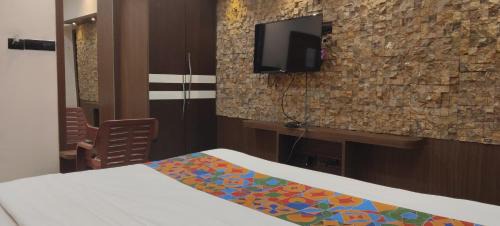Ballygunge Hotel | M-Hotel Aman Residency Ops- Quest Mall Near park circus Seven point crossing