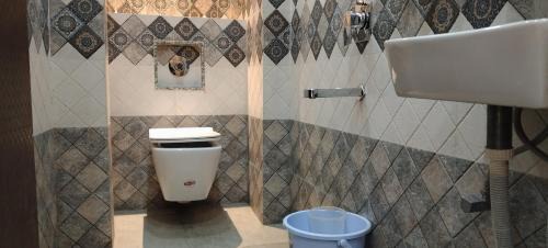 Ballygunge Hotel | M-Hotel Aman Residency Ops- Quest Mall Near park circus Seven point crossing