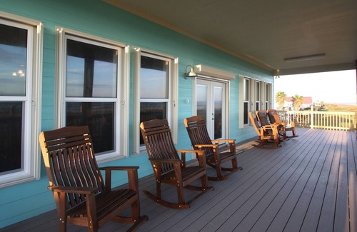 Grand Isle Casa | M & M Camp es una suite de 4 dormitorios frente a la playa con una hermosa vista de la playa