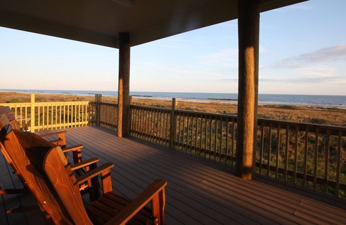 Grand Isle Casa | M & M Camp es una suite de 4 dormitorios frente a la playa con una hermosa vista de la playa