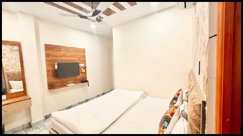 Ujjain Hotel | M S HOTEL PREMIUM Near Mahakal Temple And Railway Station - Air Conditioned hotel, LIFT And WIFI - A Top Premium Hotel