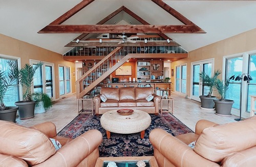 Glen Rose Casa | M'walimu 4 BR w/ Pool, Farm Stay- Flower Farm, Goats, Pigs, Disc Golf!