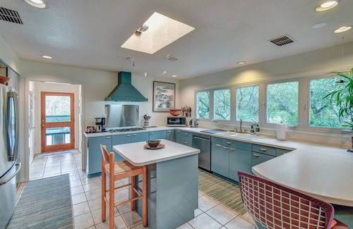 Glen Rose Casa | M'walimu 4 BR w/ Pool, Farm Stay- Flower Farm, Goats, Pigs, Disc Golf!