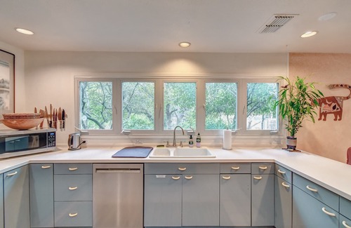 Glen Rose Casa | M'walimu 4 BR w/ Pool, Farm Stay- Flower Farm, Goats, Pigs, Disc Golf!