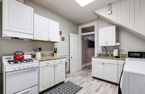 Fan District Apartamento | M1 heart of the FAN/ VCU/private parking/fenced