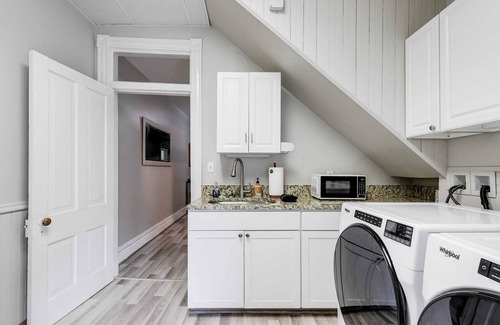 Fan District Apartamento | M1 heart of the FAN/ VCU/private parking/fenced