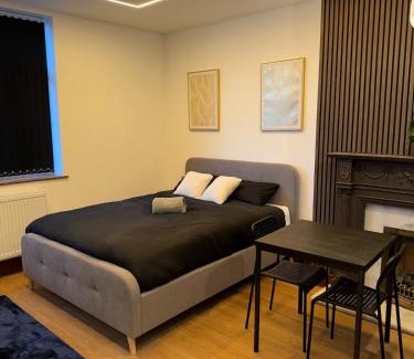 Trafford Apartamento | M16 Deluxe Studios - 3