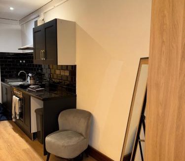Trafford Apartamento | M16 Deluxe Studios - 3