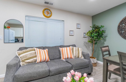 Monrovia Casa | M2-Bungalow Home Quiet & safe 3bedroom 2 bath Foot of the mountain Kingbed!
