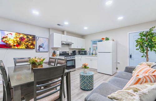 Monrovia Casa | M2-Bungalow Home Quiet & safe 3bedroom 2 bath Foot of the mountain Kingbed!
