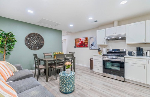 Monrovia Casa | M2-Bungalow Home Quiet & safe 3bedroom 2 bath Foot of the mountain Kingbed!