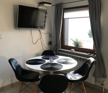 Czestochowa Apartamento | Mały biały domek